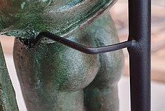 Die Bronzen können einfach eingehängt werden. Kleine Gummipuffer schützen die Oberflächen.